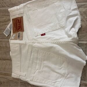 NWT Levi’s sizes 24 white shorts